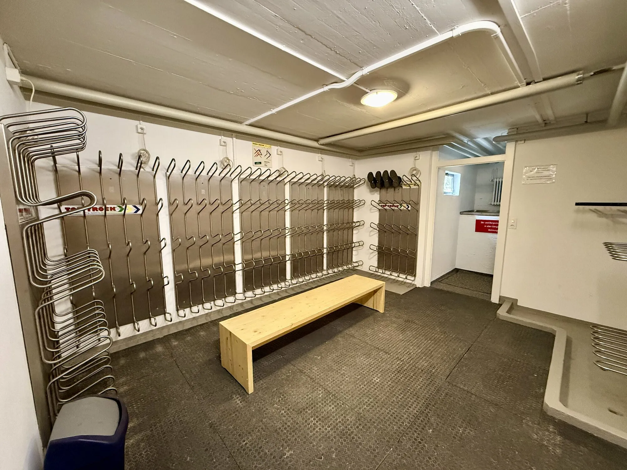 Cuarto de esquí con secadores de esquís y botas